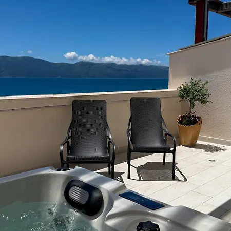 Trea - Aron Rooftop Jacuzzi