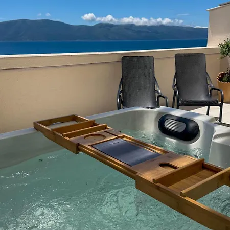 Trea - Aron Rooftop Jacuzzi *