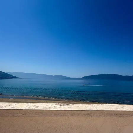 Trea - Aron Rooftop Jacuzzi * Vlorë