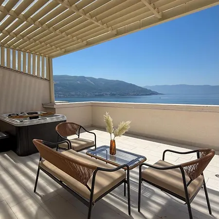 Trea - Aron Rooftop Jacuzzi *